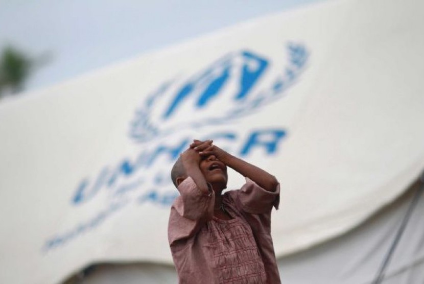 Seorang gadis berdiri di depan sebuah tempat penampungan PBB untuk pengungsi Rohingya yang tinggal di dalam negeri di Myanmar.