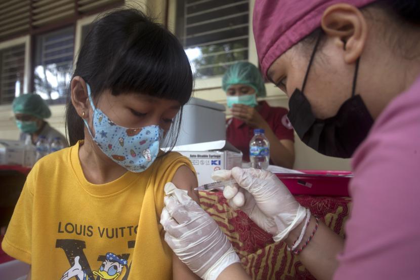 Pemerintah Indonesia akan terus menggenjot vaksinasi Covid-19 di seluruh wilayah Indonesia meski cakupannya telah berhasil memenuhi target yang ditetapkan oleh Badan Kesehatan Dunia (WHO). (Foto: Ilustrasi vaksinasi Covid-19)