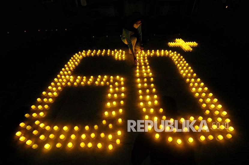 Seorang gadis menyusun lilin-lilin elektrik saat memperingati Earth Hour. Sekitar 190 negara dan wilayah di dunia mengikuti gerakan memadamkan lampu selama satu jam dalam rangka Earth Hour.
