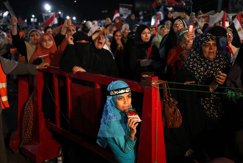 Seorang gadis Mesir bergabung dengan aksi unjuk rasa menolak kudeta dan mendukung Presiden Mursi di luar Masjid Rabiah Al Adawiyah, Nasr City, Kairo, Rabu (31/7).   (AP / Khalil Hamra)