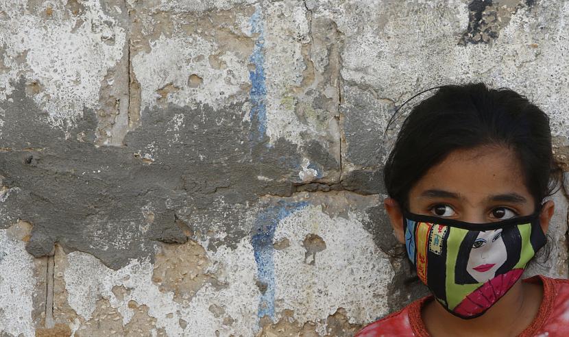 Seorang gadis Palestina mengenakan masker di Jalur Gaza Palestina.