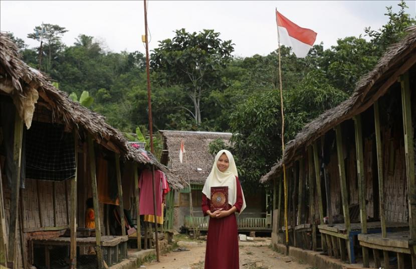 Seorang gadis remaja berpose sambil memegang Quran di Kampung Matfa (Majelis Ta