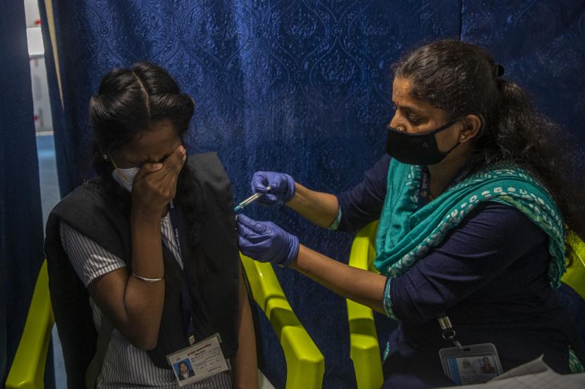 Seorang gadis sekolah India bereaksi ketika dia menerima vaksinasi untuk COVID-19 di pusat vaksinasi di Mumbai, India, Senin, 3 Januari 2022.