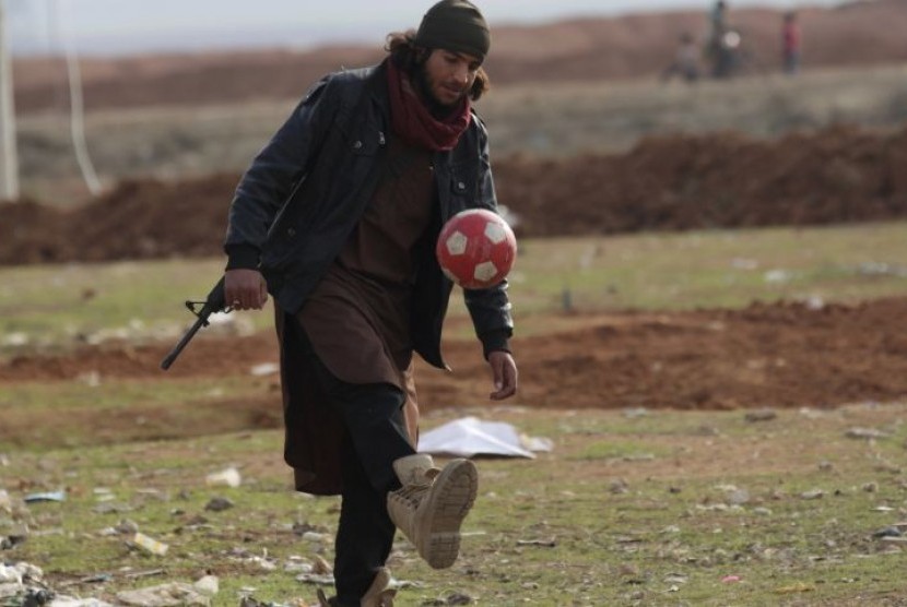 Seorang gerilyawan Suriah bermain bola di Kota Al-Rai, Aleppo, 20 Januari 2017.