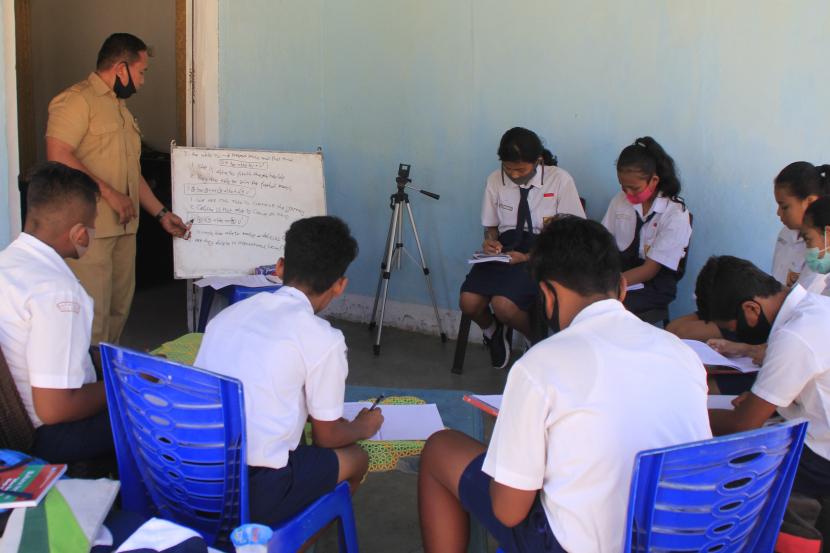 Seorang guru bahasa Inggris mengajar saat belajar tatap muka di salah satu rumah warga di Kota Kupang, NTT.