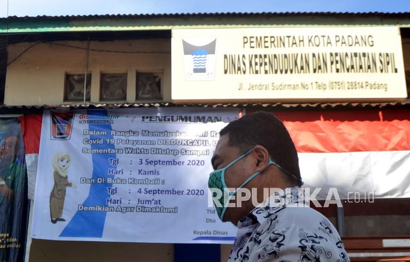 Seorang guru berada di kantor Dinas Kependudukan dan Catatan Sipil (Dukcapil) yang ditutup sementara, di Padang, Sumatera Barat, Rabu (2/9/2020). Pelayanan di Kantor Dukcapil Padang untuk sementara ditutup hingga Jumat (4/9/2020), dan hanya melayani secara daring karena seluruh pegawai di dinas tersebut menjalani tes usap COVID-19.