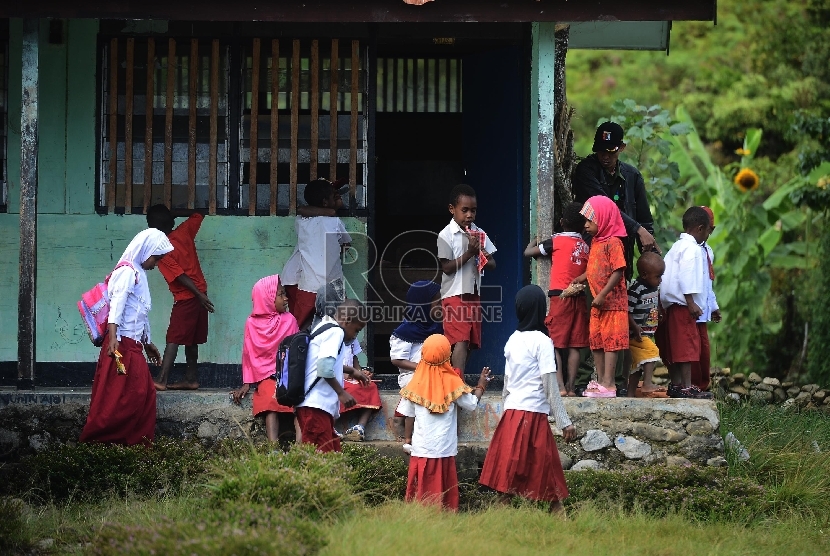 Seorang guru bersama murid membersihkan kelas sebelum melakukan kegiatan belajar mengajar di SD Athahiriyah Yapis Walesi, Wamena, Kabupaten Jayawijaya, Papua. ilustrasi 