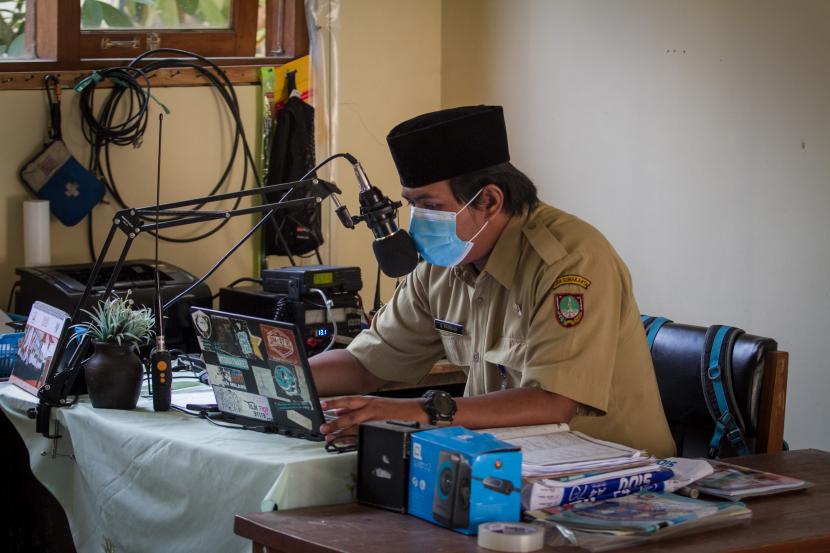 Terkendala Internet, Siswa di Karawang Belajar Lewat Radio (ilustrasi).