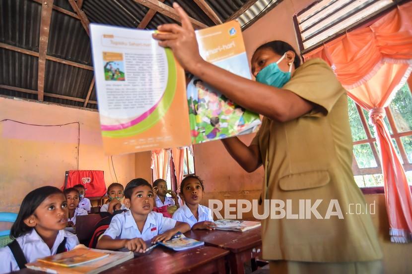 Seorang guru memberikan pelajaran saat proses belajar mengajar di salah satu rumah siswa di Desa Nuruwe, Seram Bagian Barat, Maluku.