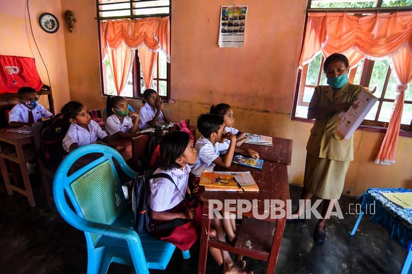 Seorang guru memberikan pelajaran saat proses belajar mengajar. Pemerintah memberikan bantuan subsidi upah bagi lebih dari 2,4 juta tenaga pendidik di bawah Kemendikbud dan Kemenag. Bantuan diberikan sebesar Rp 1,8 juta per orang.