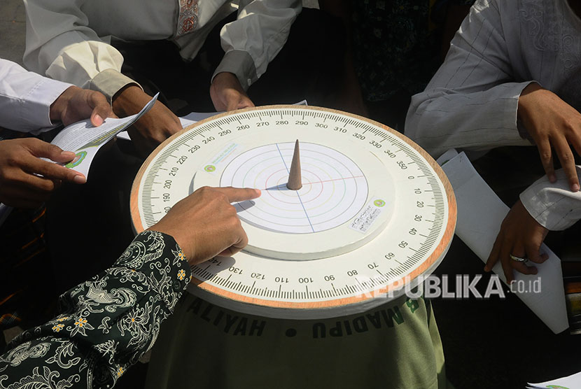 Seorang guru memperkenalkan jam Istiwak atau jam matahari kepada santri di Masjid Menara Kudus, Jawa Tengah, Sabtu (26/5). 