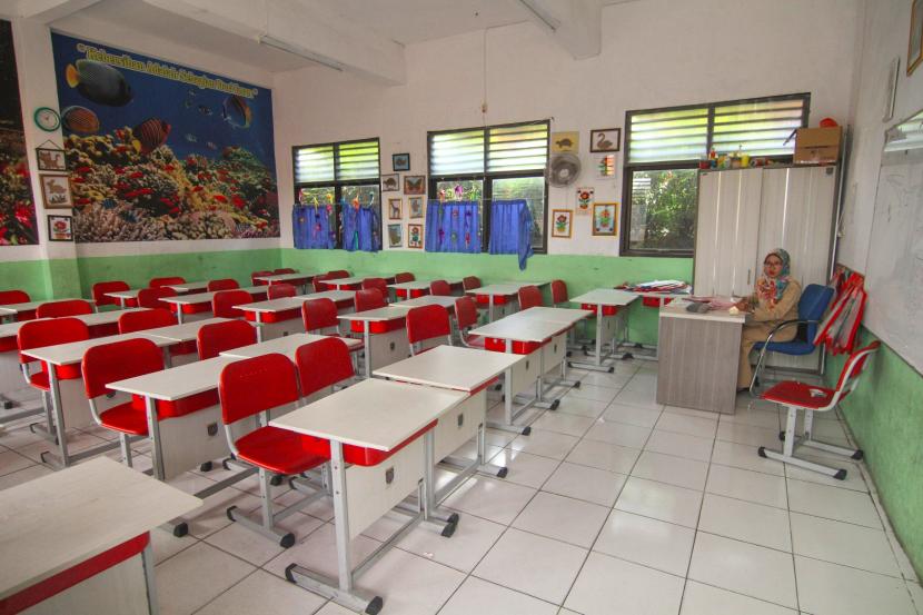 Seorang guru mempersiapkan metode pembelajaran jarak jauh di SDN Depok Baru 4, Depok, Jawa Barat, Senin (16/3/2020).