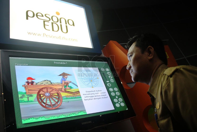  Seorang guru mencoba mengoperasikan program solusi pendidikan dengan menggunakan digital di Jakarta, Rabu (26/3).  (Republika/Yasin Habibi)