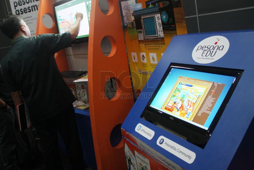  Seorang guru mencoba mengoperasikan program solusi pendidikan dengan menggunakan digital di Jakarta, Rabu (26/3).  (Republika/Yasin Habibi)