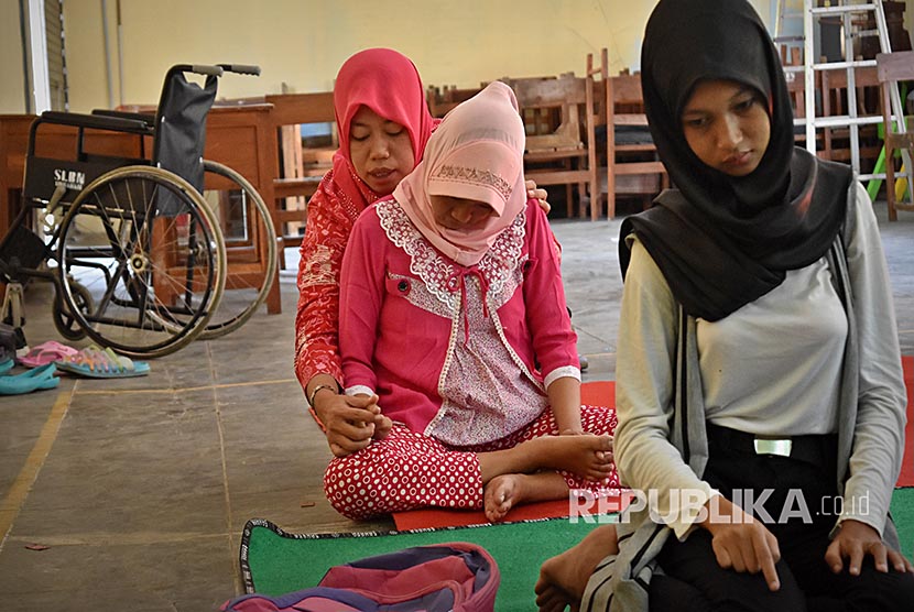 Seorang guru mengajarkan gerakan salat kepada siswa berkebutuhan khusus dalam kegiatan Pesantren Ramadan di SLB Negeri Ungaran, Kabupaten Semarang, Jawa Tengah. (foto ilustrasi)