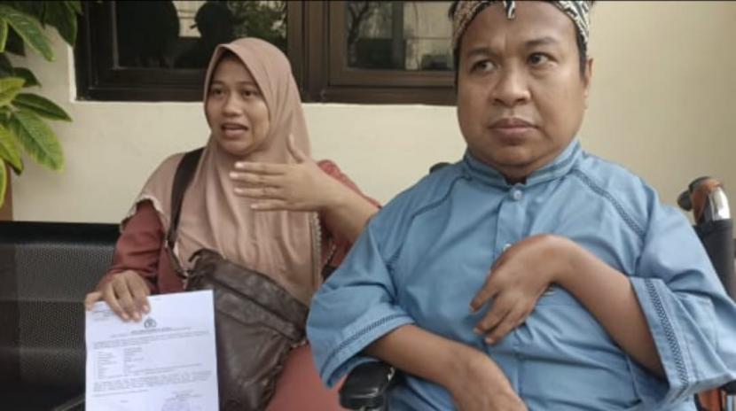 Seorang guru mengaji, Muhammad Irwan Maulana melaporkan pemilik travel AS Sahlani Kamil ke Polres Metro Bekasi.