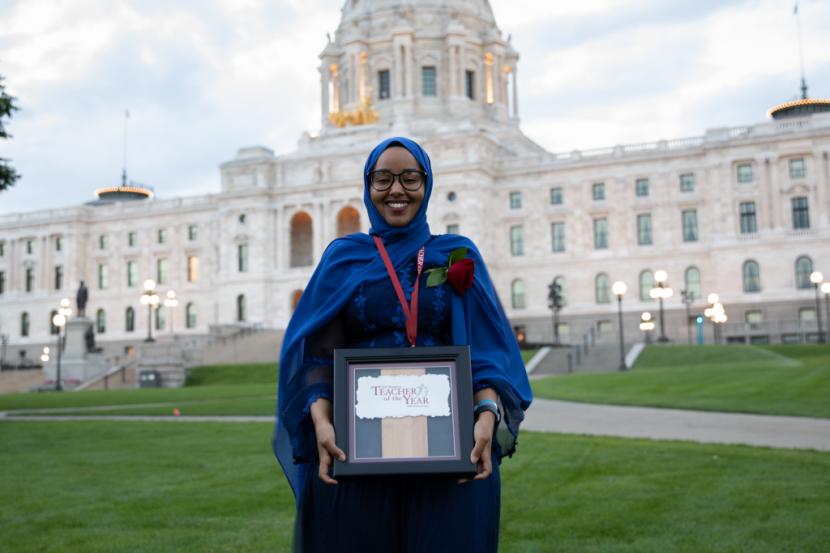 Guru Berhijab Dinobatkan sebagai Guru Terbaik Minnesota 2020. Seorang guru Muslim berhijab asal Somalia di Minnesota, Amerika Serikat, Qorsho Hassan, meraih penghargaan sebagai Guru Terbaik 2020.