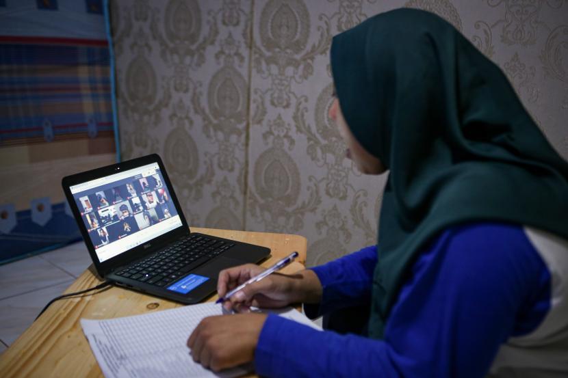 Seorang guru olahraga memberi nilai pelajaran olahraga secara daring di rumahnya di Komplek Pengayoman, Kota Tangerang, Banten