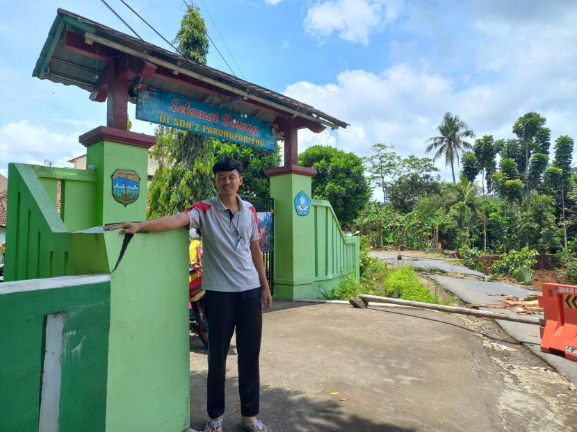 Seorang guru SDN 2 Parungponteng menunjukkan bagian tembok gerbang sekolah yang mengalami keretakan akibat bencana tanah longsor, Rabu (2/11/2022). Siswa di sekolah itu harus tetap belajar di ruang kelas yang terancam terkena tanah longsor susulan, lantaran jarak sekolah dengan lokasi tanah longsor hanya sekitar 3 meter. 