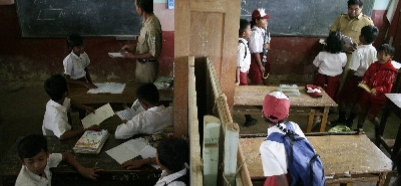 Seorang guru sedang mengajar di kelas. (ilustrasi)