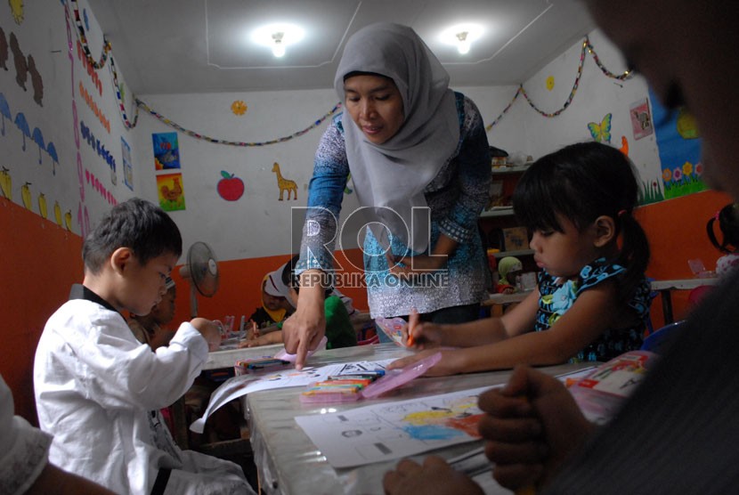 Seorang guru tengah membimbing murid-muridnya di BKB Pendidikan Anak Usia Dini (PAUD) Mawar, Manggarai, Jakarta Selatan, Jakarta Pusat, Kamis (30/8).  ( Republika/Rakhmawaty La'lang)