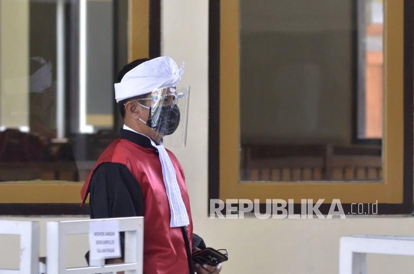 Seorang hakim mengenakan pelindung wajah dan masker di Pengadilan Negeri Denpasar, Bali, Rabu (2/9). (ilustrasi)
