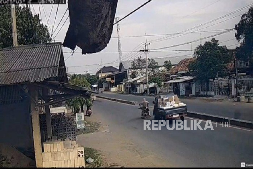 Seorang ibu bermotor di Indramayu ditabrak mobil Grandmax karena tiba-tiba menyebrang jalan.