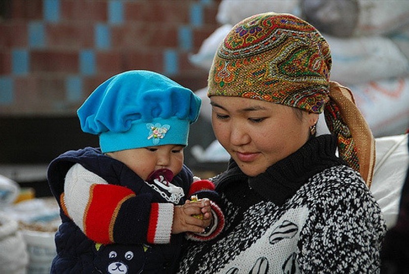 Seorang ibu dan anaknya di Kyrgyzstan.