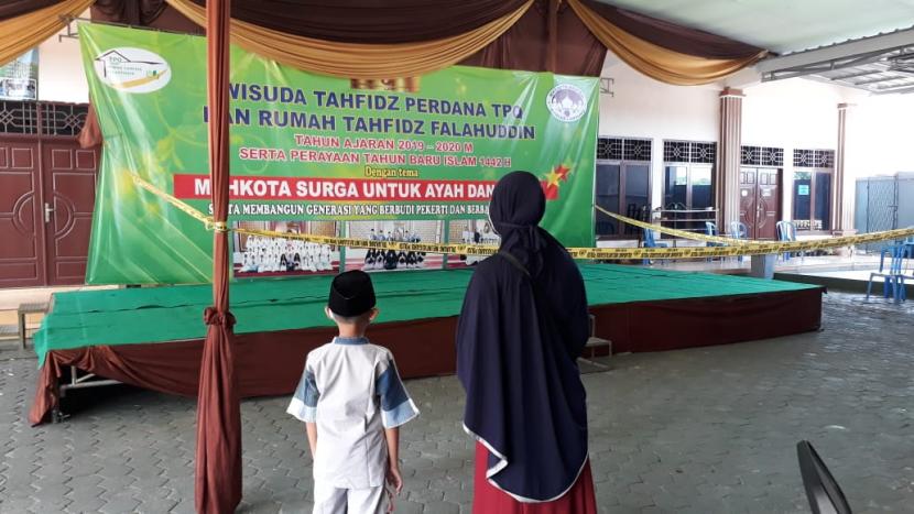 Seorang ibu dan anaknya sedang melihat lokasi penusukkan Syekh Ali Jaber di Masjid Falahuddin Bandar Lampung, Kamis (17/9). 