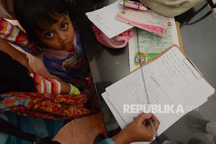 Seorang ibu dari anak korban vaksin palsu mencatat namanya saat mendatangi Rumah Sakit Harapan Bunda untuk meminta kejelasan tentang anaknya yang diduga mendapat vaksin palsu dari rumah sakit tersebut di Jakarta, Jumat (15/7)