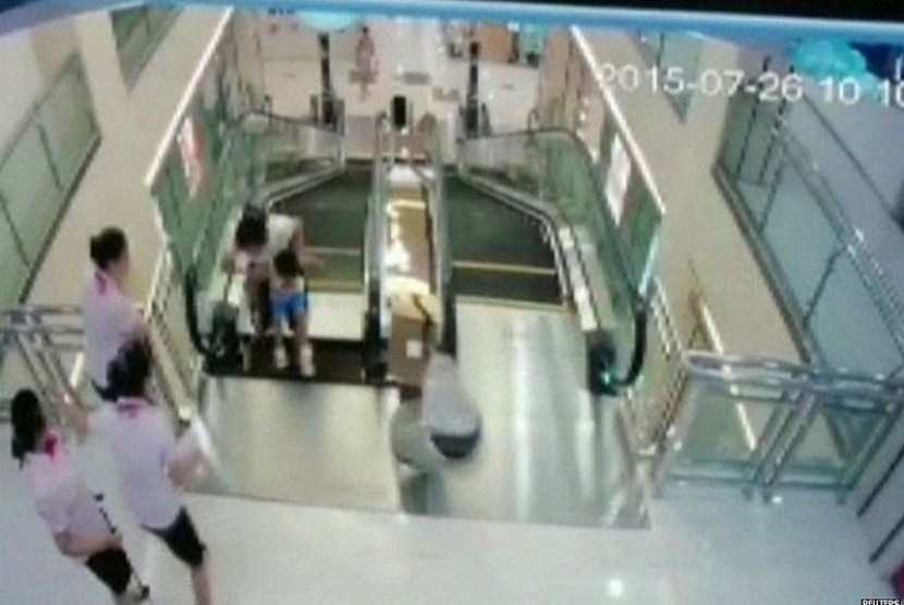 Seorang ibu di Cina yang mengalami kecelakaan di eskalator