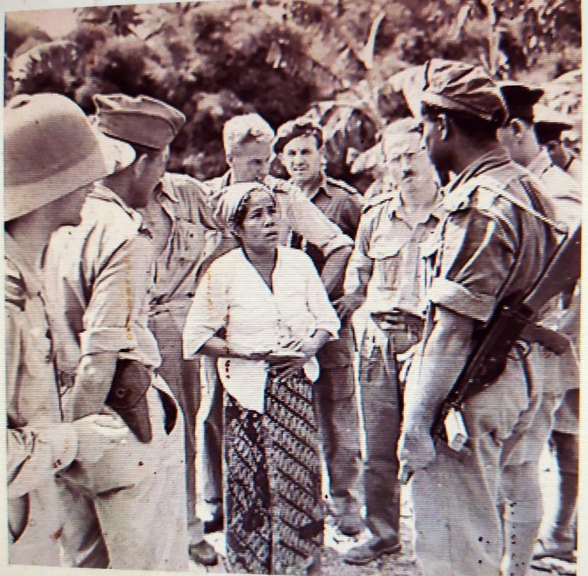 Seorang ibu di masa oendudukan Belanda di Jakarta berdebat dengan tentara Belanda ketika hendak menjenguk kerabatnya dengan melintasi garis demarkasi willayah.