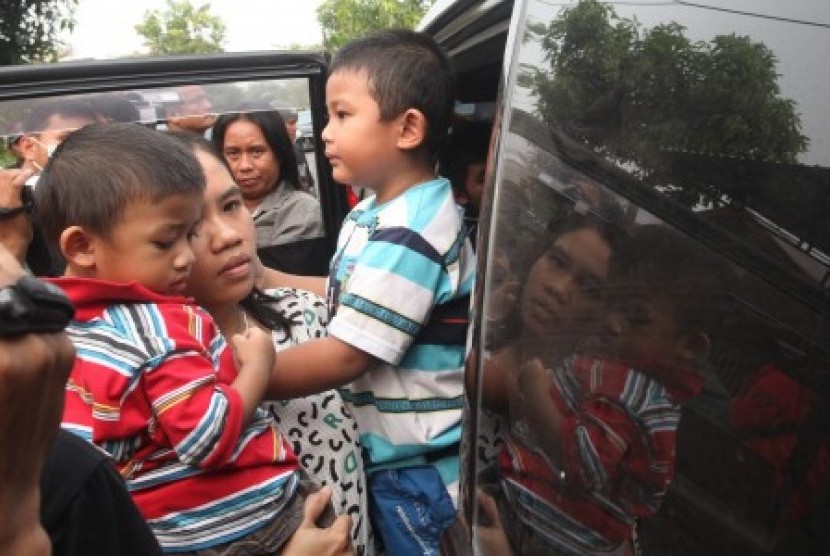 Seorang ibu dua anaknya tiba di rumah singgah di Banjarmasin usai di evakuasi Relawan Gerakatan Anti Kabut Asap (GAS) dari tempat tinggalnya di Palangkaraya Kalimantan Tengah, Kamis (22/10). 