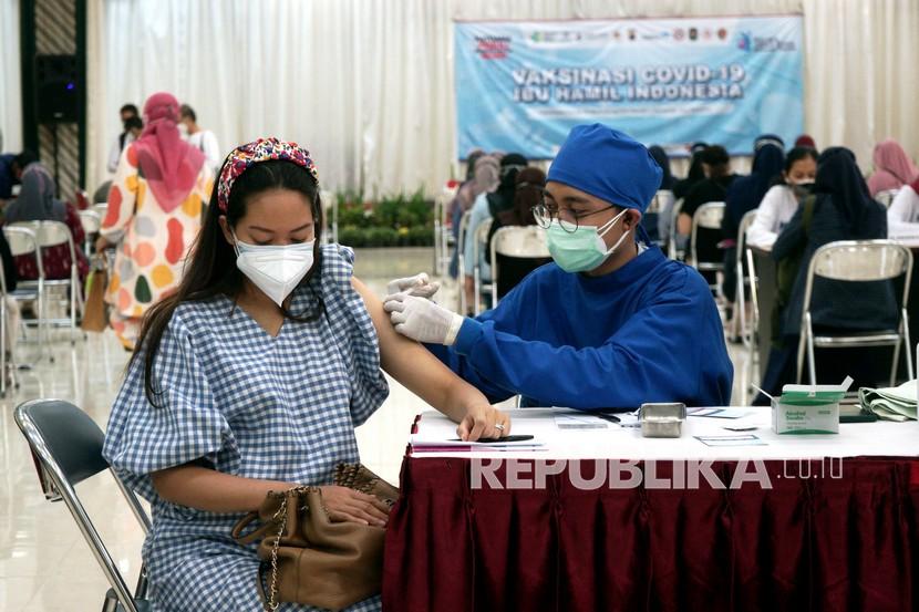 Seorang ibu hamil mendapatkan suntikan vaksin platform inactivated Sinovac saat Vaksinasi Covid-19 untuk ibu hamil, di Grha Sabha Pramana, Univesitas Gadjah Mada (UGM), Sleman, D.I Yogyakarta.