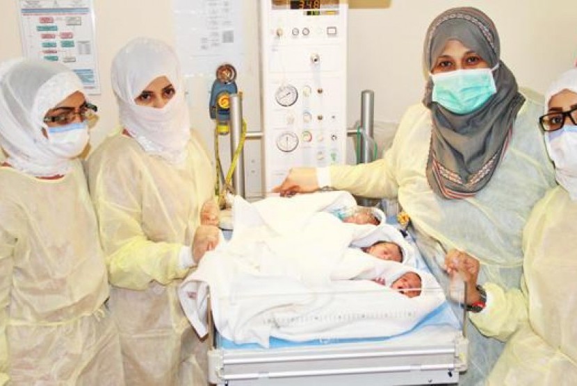 seorang ibu melahirkan tiga anak kembar di Makkah. 