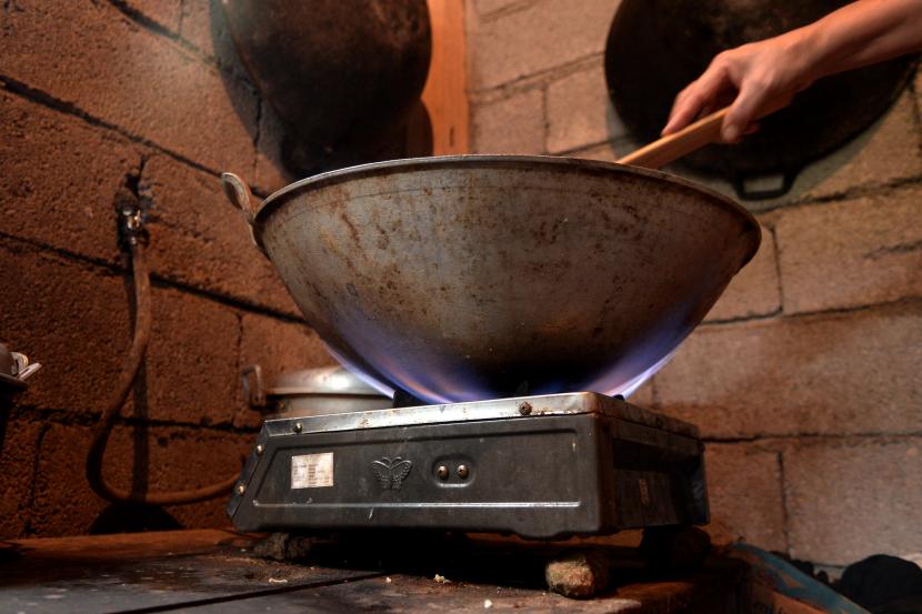 Seorang ibu memasak dengan kompor berbahan bakar biogas ilustrasi. Pemerintah Kota Probolinggo, Jawa Timur mengolah limbah tahu menjadi biogas.