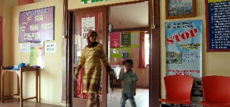 Seorang ibu membawa anaknya untuk diperiksa di Puskesmas. (ilustrasi) 
