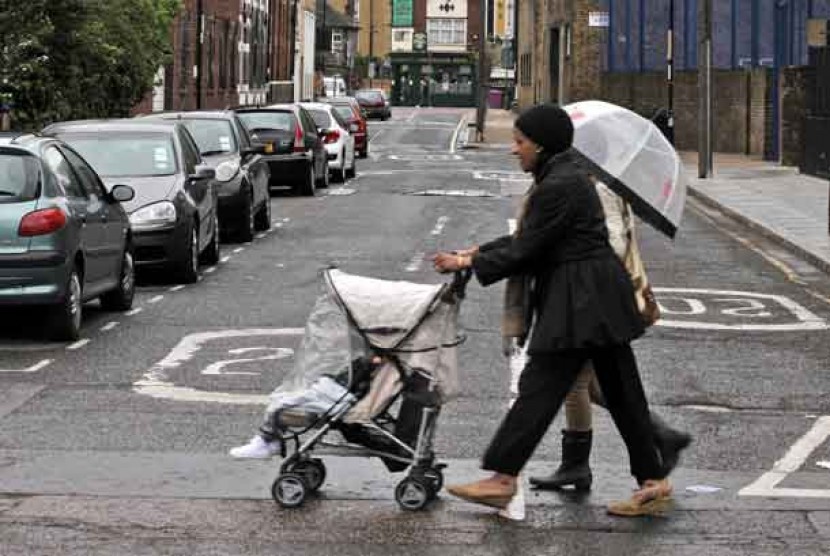 Seorang ibu mendorong kereta bayi di London. (ilustrasi)