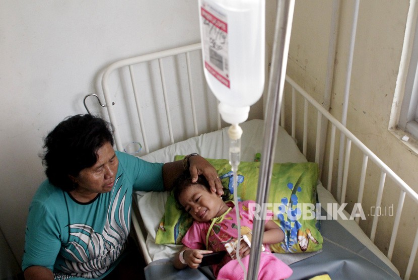 Seorang ibu menjaga anaknya yang terserang Demam Berdarah Dengue (DBD)