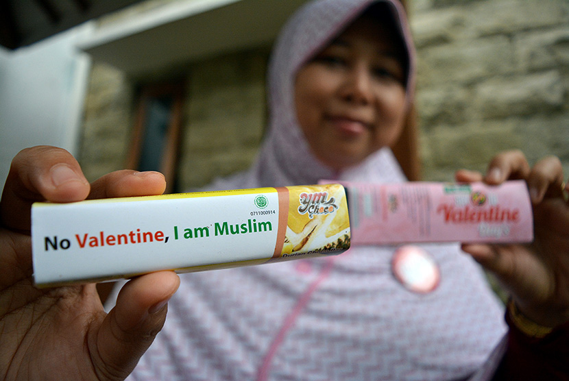 Seorang Ibu menunjukkan cokelat yang menolak valentine di industri rumahan kawasan Jenggolo, Sidoarjo, Jawa Timur, Rabu (10/2). 