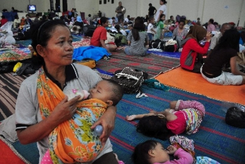 Seorang ibu menyusui di tempat pengungsian.