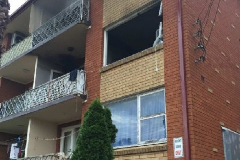 Seorang ibu muda terjebak di lantai 2 unit apartemen ini saat kebakaran di pinggiran Sydney, Kamis (10/3/2016) malam.