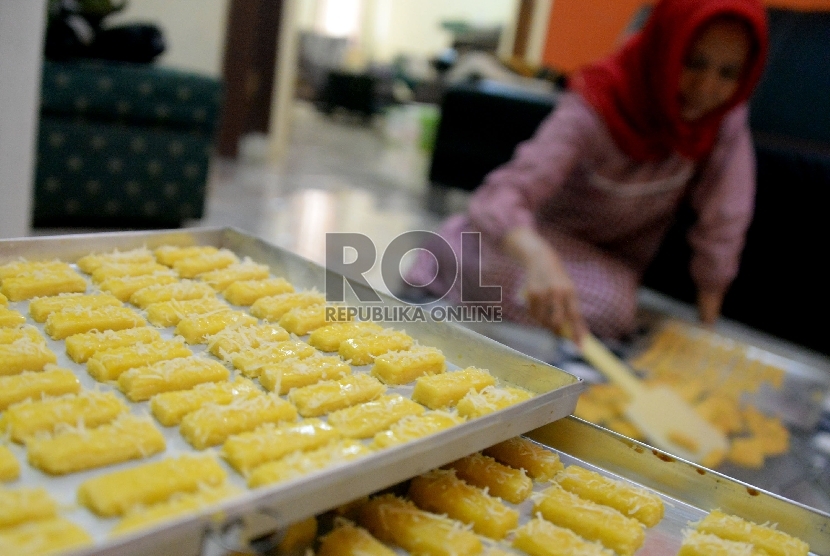 Seorang ibu rumah tangga menyelesaikan pesanan kue kering di Jakarta, Selasa (1/7).
