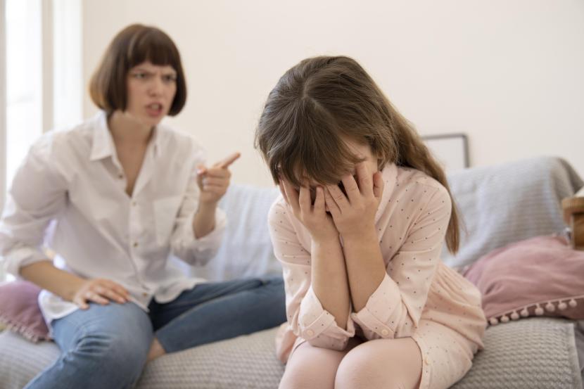 Seorang ibu sedang memarahi anaknya (ilustrasi). Orang tua diminta memeriksakan kesehatan mentalnya jika merasa sudah berlebihan memarahi anak.