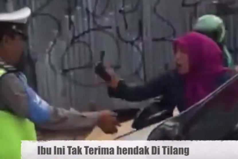 Seorang ibu yang merupakan karyawan Mahkamah Agung (MA) menganiaya polisi lalu lintas, Aiptu Sutisna dan mengambil ponsel miliknya, Selasa (13/12).