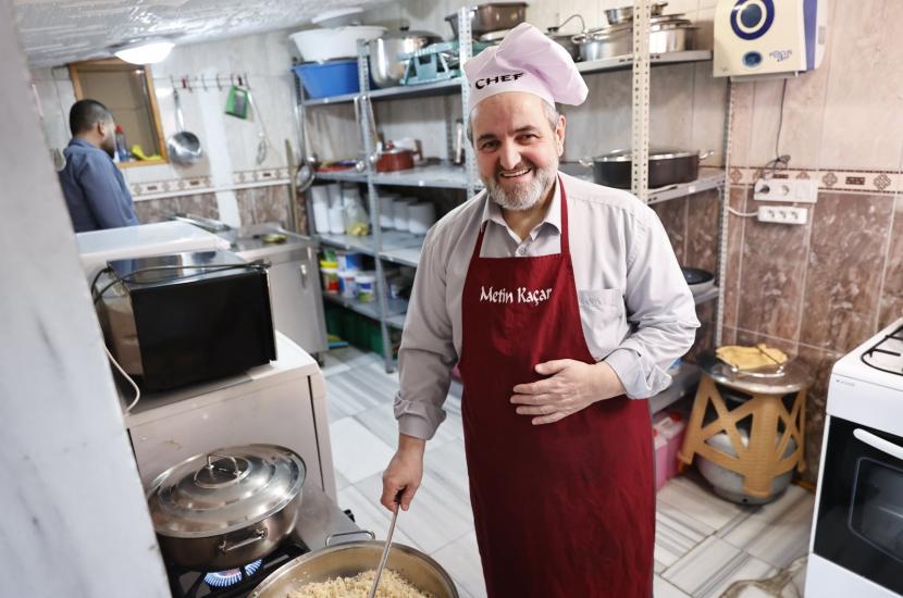 Seorang imam masjid di distrik Fatih, Istanbul, Turki Metin Kacar memasak untuk orang yang membutuhkan usai melakukan tugasnya sebagai imam masjid. Imam Masjid di Istanbul Memasak Bagi 600 Keluarga yang Membutuhkan