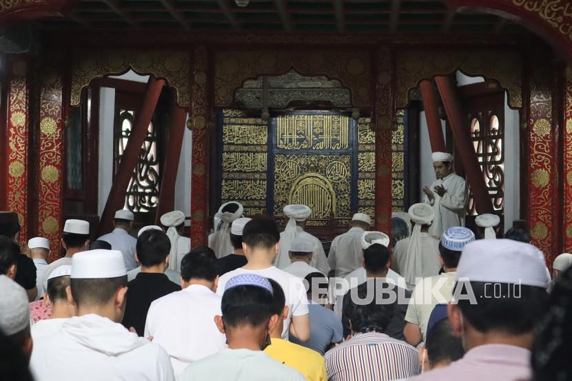Seorang imam Masjid Niujie membaca doa penutup rangkaian shalat Idul Adha. Shalat Idul Adha yang diikuti sekitar 1.000 umat Islam yang mayoritas beretnis Hui, Beijing, China, Selasa (20/7/2021).