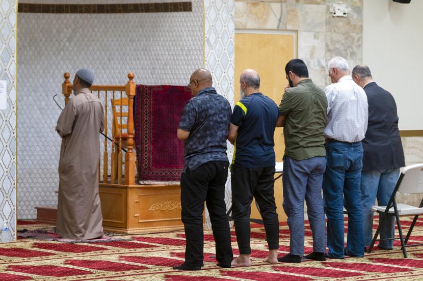 Seorang Imam memimpin sekelompok pria selama Sholat zhuhur di Islamic Center of New Mexico di Albuquerque, New Mexico, Ahad, 7 Agustus 2022, setelah pria Muslim keempat dibunuh di kota itu. Pria Keempat Korban Pembunuhan Muslim Albuquerque Sempat Melayat Korban Sebelumnya