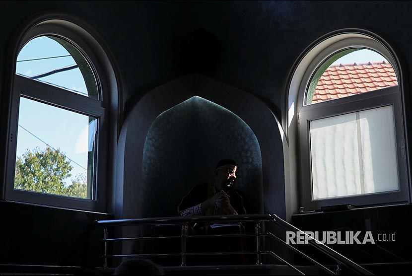 Seorang imam menyampaikan khutbah Jumat di sebuah masjid sementara di Distrik Borca, Beograd, Serbia. Populasi muslim di Serbia mencapai 230ribu setara 3,1 persen dari jumlah total penduduk Serbia. 