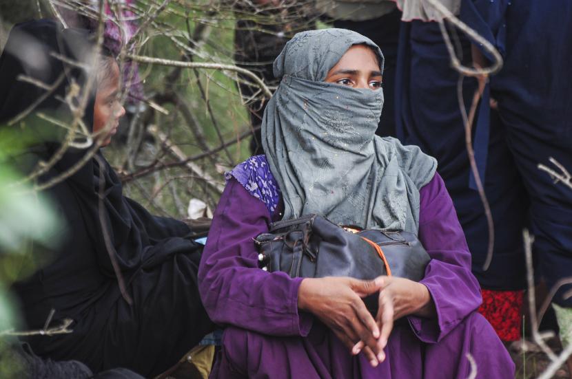 Seorang imigran etnis Rohingya berada di kawasan pantai Kuala Simpang Ulim, Simpang Ulim, Aceh Timur, Aceh, Jumat (4/6/2021). Sebanyak 81 imigran etnis Rohingnya terdampar dikawasan pantai Kuala Simpang Ulim pada pukul 07:00.WIB.